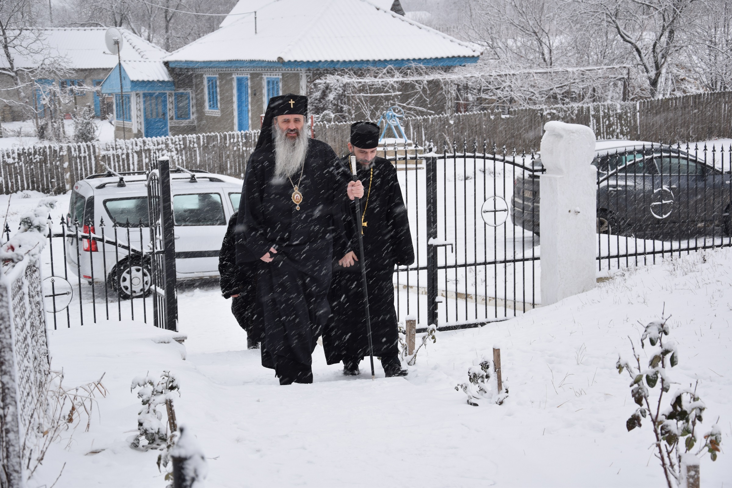 Foto: Tudorel Rusu Prima Liturghie oficiată de un mitropolit în Parohia „Sf. Ierarh Nicolae” - Bâcu