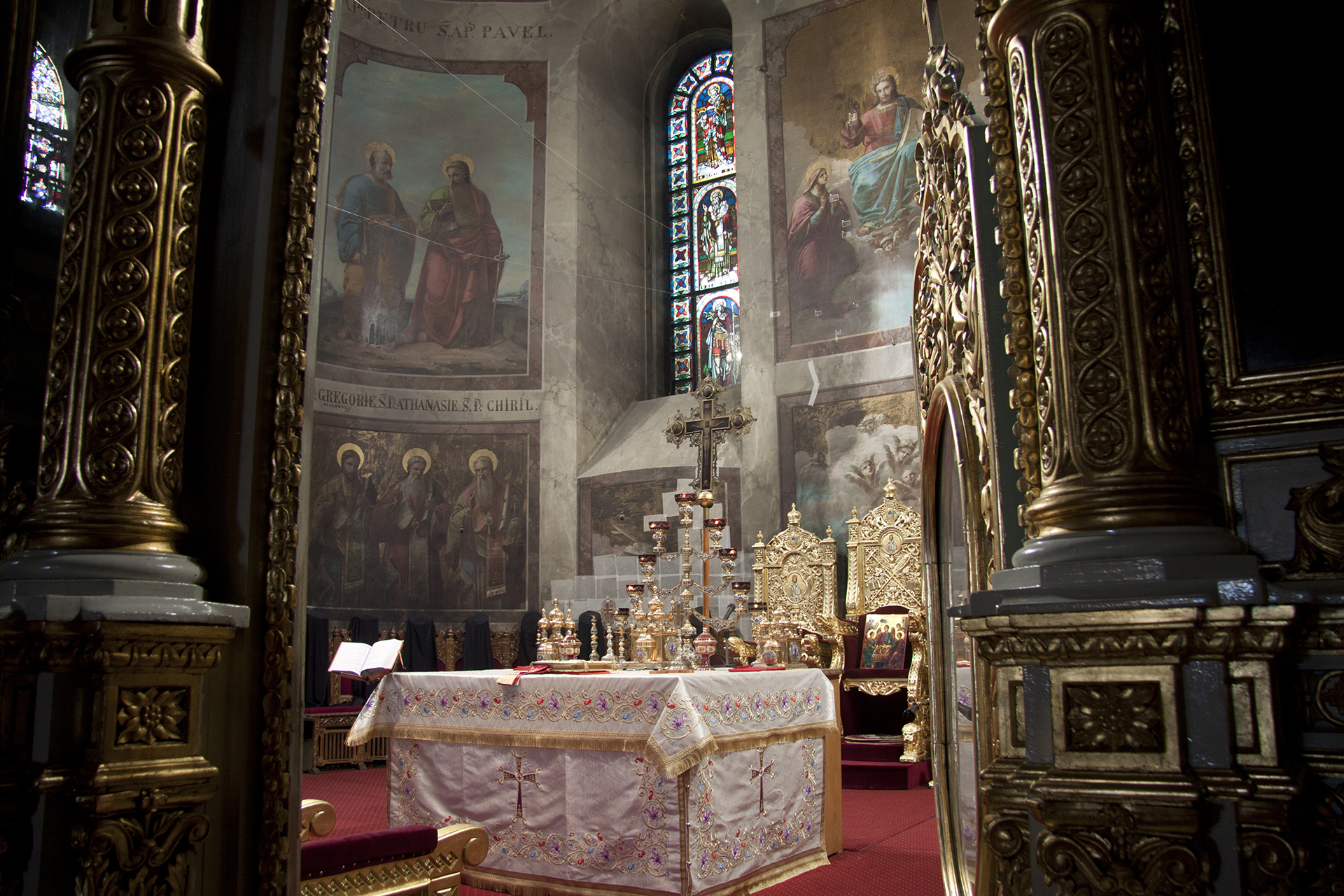 Mitropolitul Iosif Naniescu primește în dar, de la Regele Carol I, vitraliile catedralei