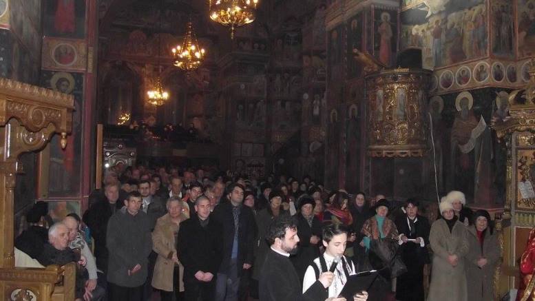 Slujbă arhierească în noaptea dintre ani, la Roman Slujbă arhierească în noaptea dintre ani, la Roman