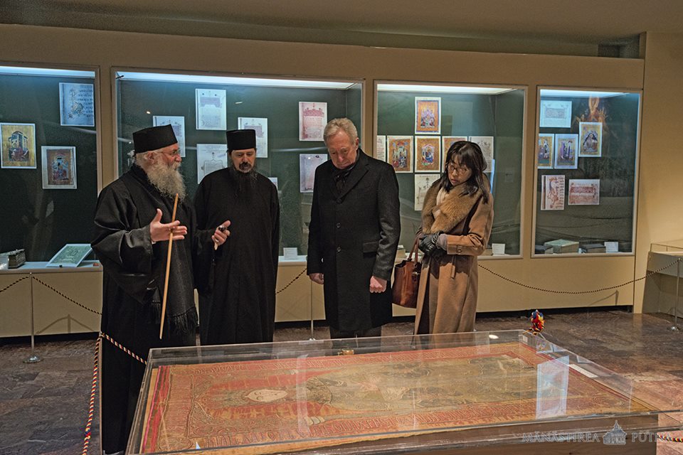 Ambasadorul Statelor Unite ale Americii la București, în vizită la Mănăstirea Putna