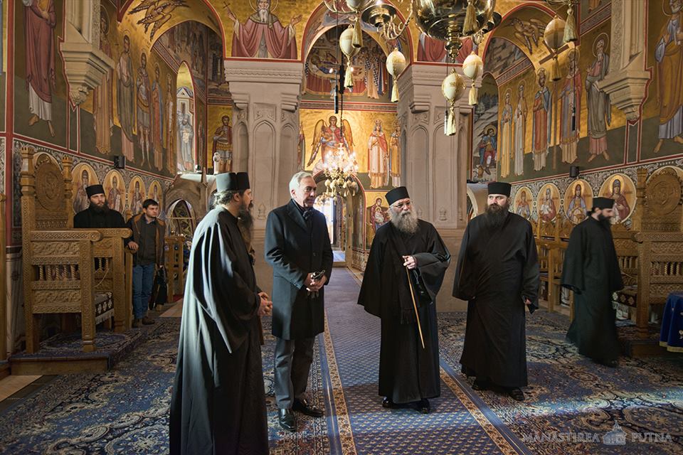 Ambasadorul Statelor Unite ale Americii la București, în vizită la Mănăstirea Putna