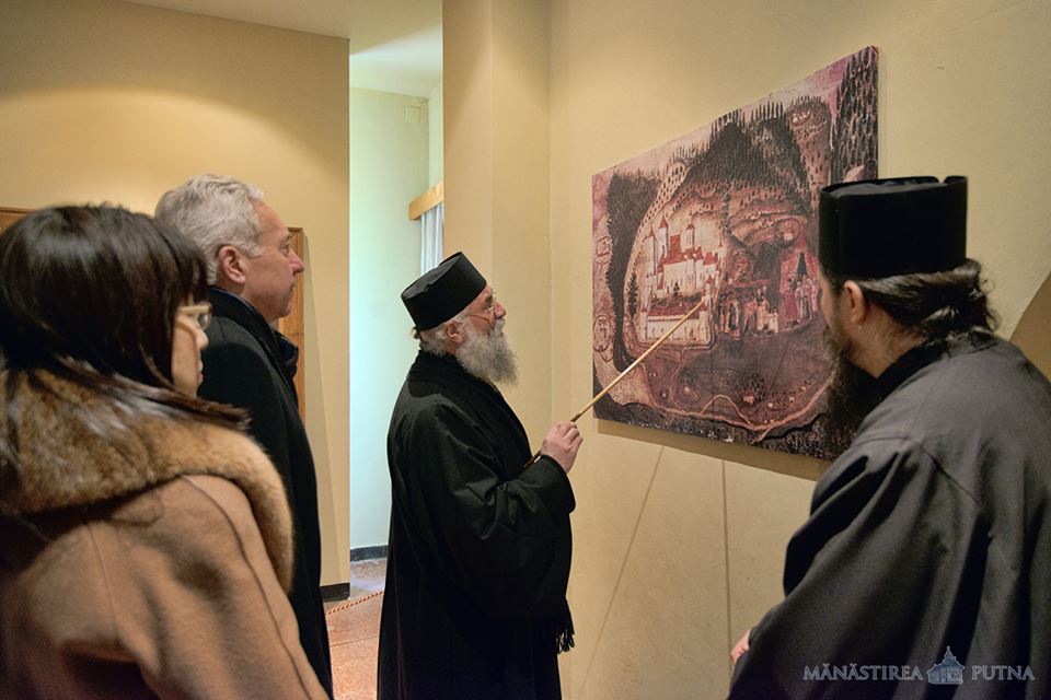 Ambasadorul Statelor Unite ale Americii la București, în vizită la Mănăstirea Putna