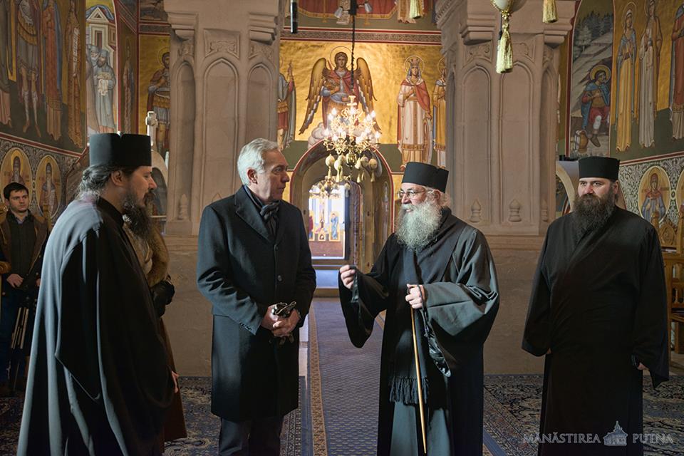 Ambasadorul Statelor Unite ale Americii la București, în vizită la Mănăstirea Putna