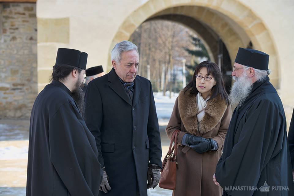 Ambasadorul Statelor Unite ale Americii la București, în vizită la Mănăstirea Putna