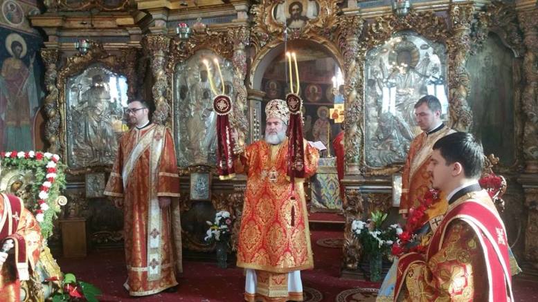 Liturghie arhierească în Catedrala Arhiepiscopală din Roman Liturghie arhierească în Catedrala Arhiepiscopală din Roman