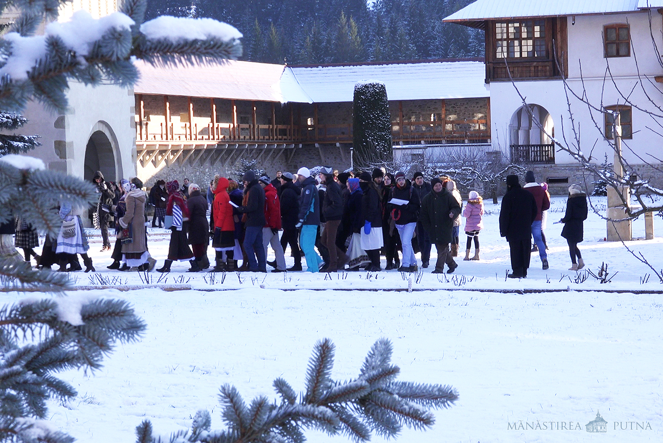280 de ascoreni au petrecut Anul Nou la Mănăstirea Putna