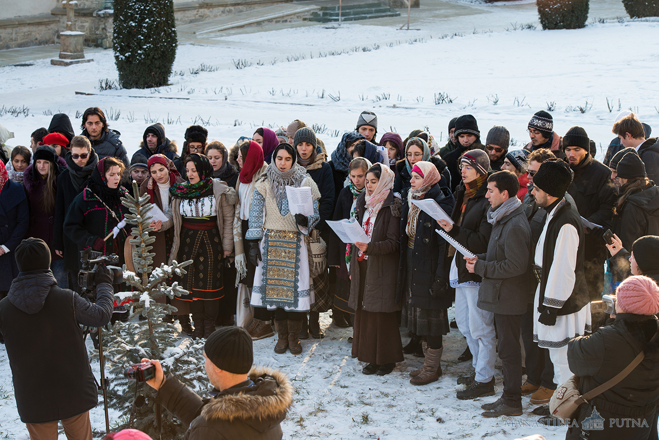 280 de ascoreni au petrecut Anul Nou la Mănăstirea Putna