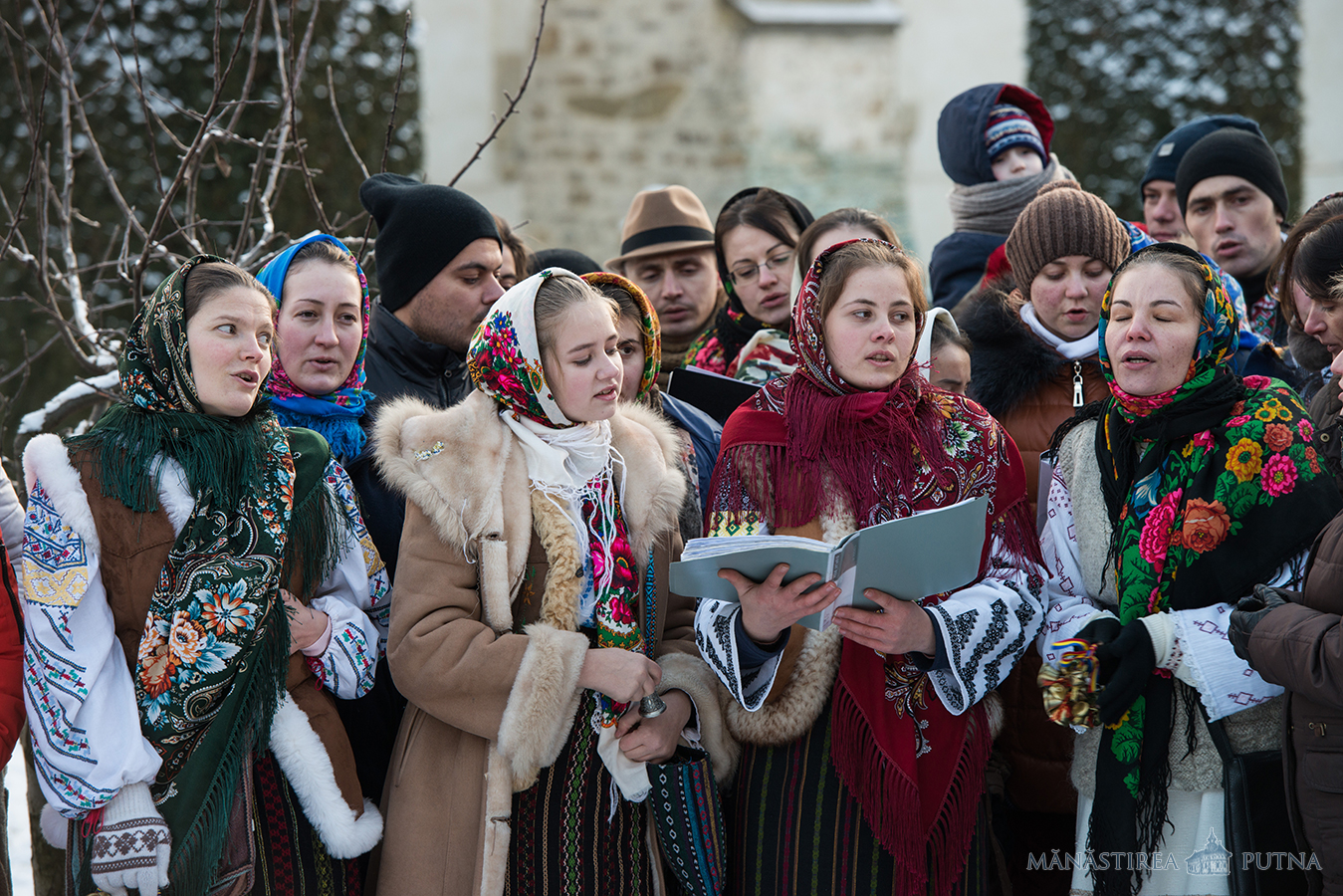 280 de ascoreni au petrecut Anul Nou la Mănăstirea Putna