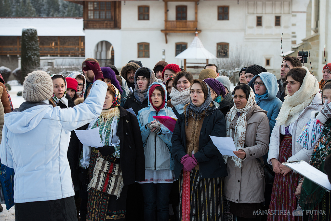 280 de ascoreni au petrecut Anul Nou la Mănăstirea Putna