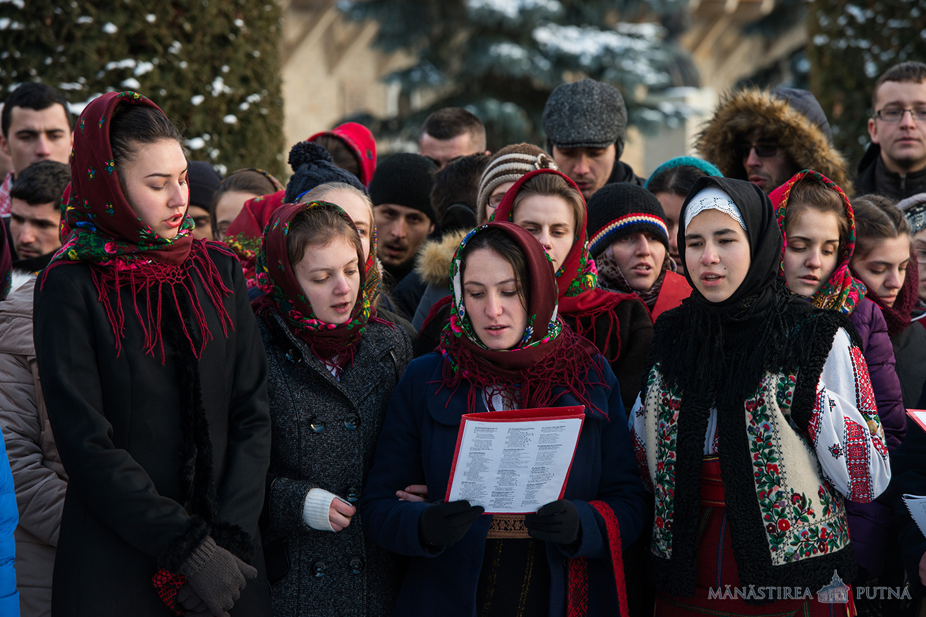 280 de ascoreni au petrecut Anul Nou la Mănăstirea Putna