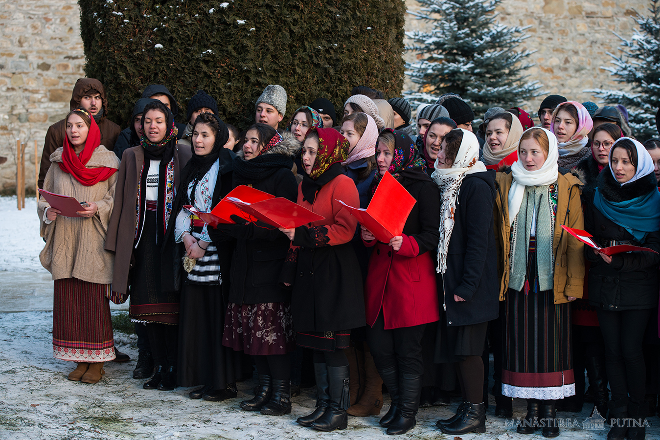 280 de ascoreni au petrecut Anul Nou la Mănăstirea Putna