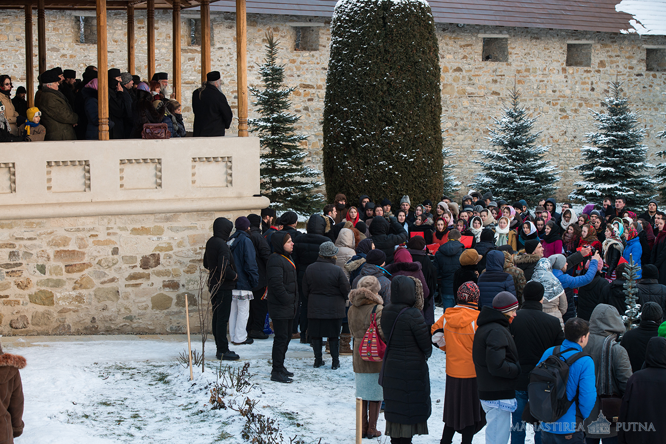 280 de ascoreni au petrecut Anul Nou la Mănăstirea Putna