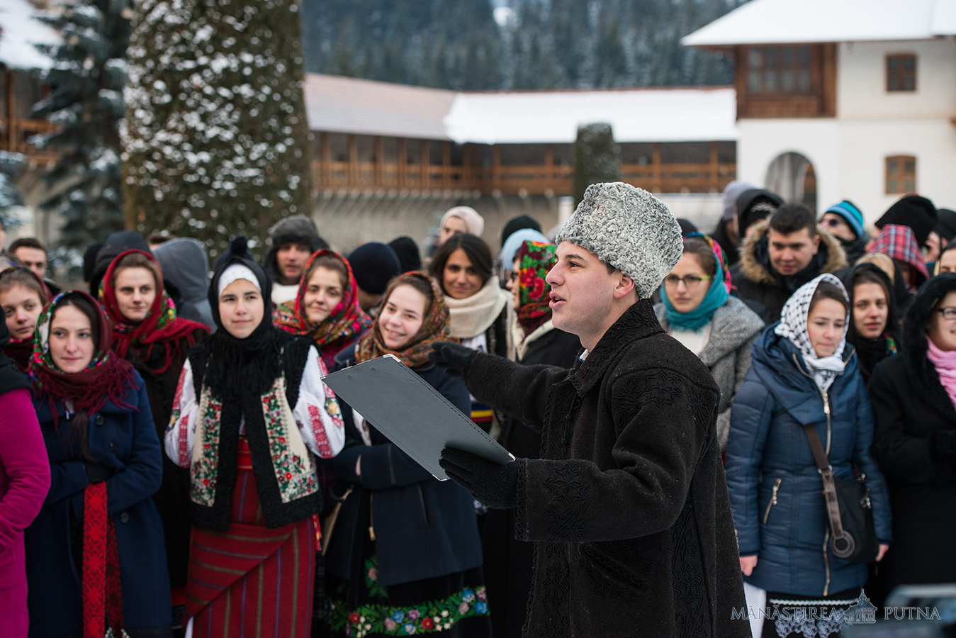 280 de ascoreni au petrecut Anul Nou la Mănăstirea Putna