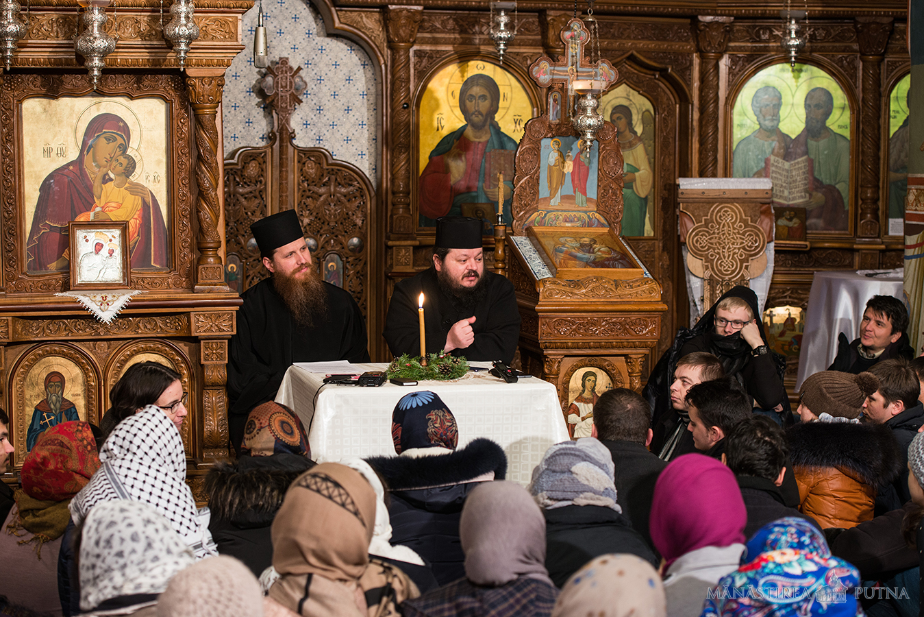 280 de ascoreni au petrecut Anul Nou la Mănăstirea Putna