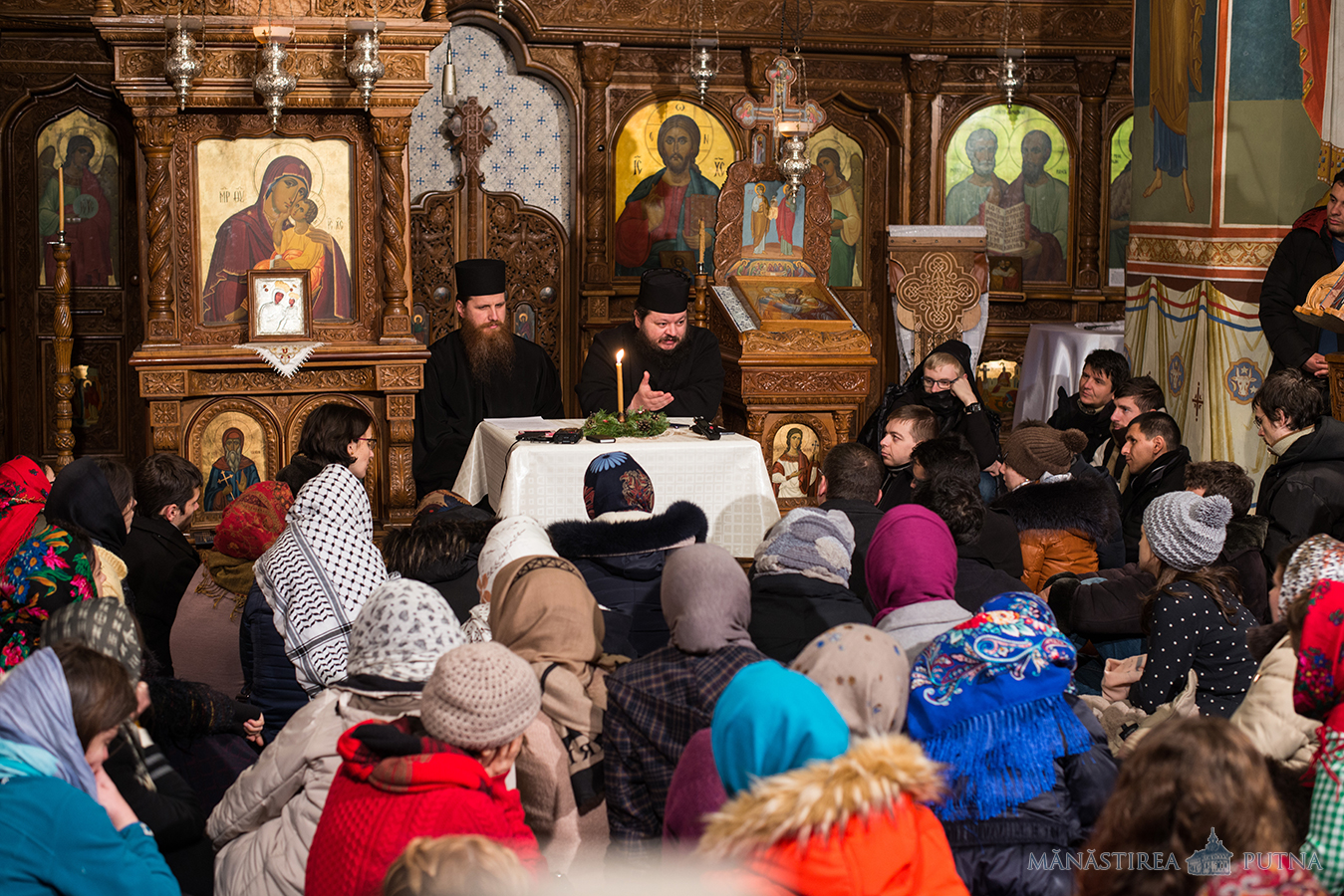 280 de ascoreni au petrecut Anul Nou la Mănăstirea Putna