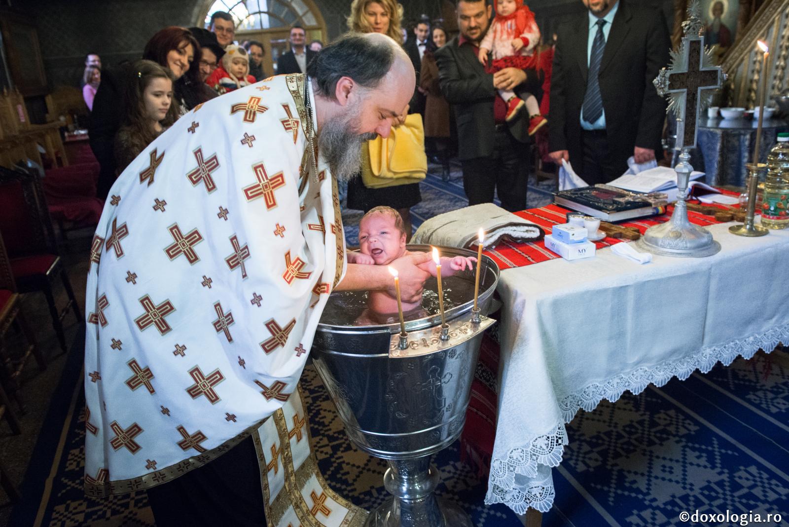 Lucrarea văzută a botezului este afundarea