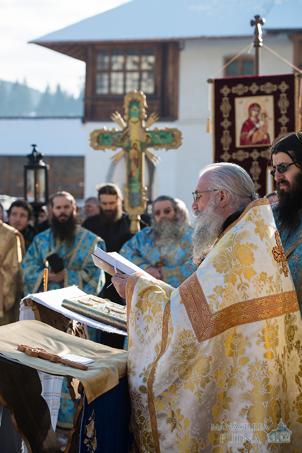 Slujba Bobotezei la Mănăstirea Putna Slujba Bobotezei la Mănăstirea Putna