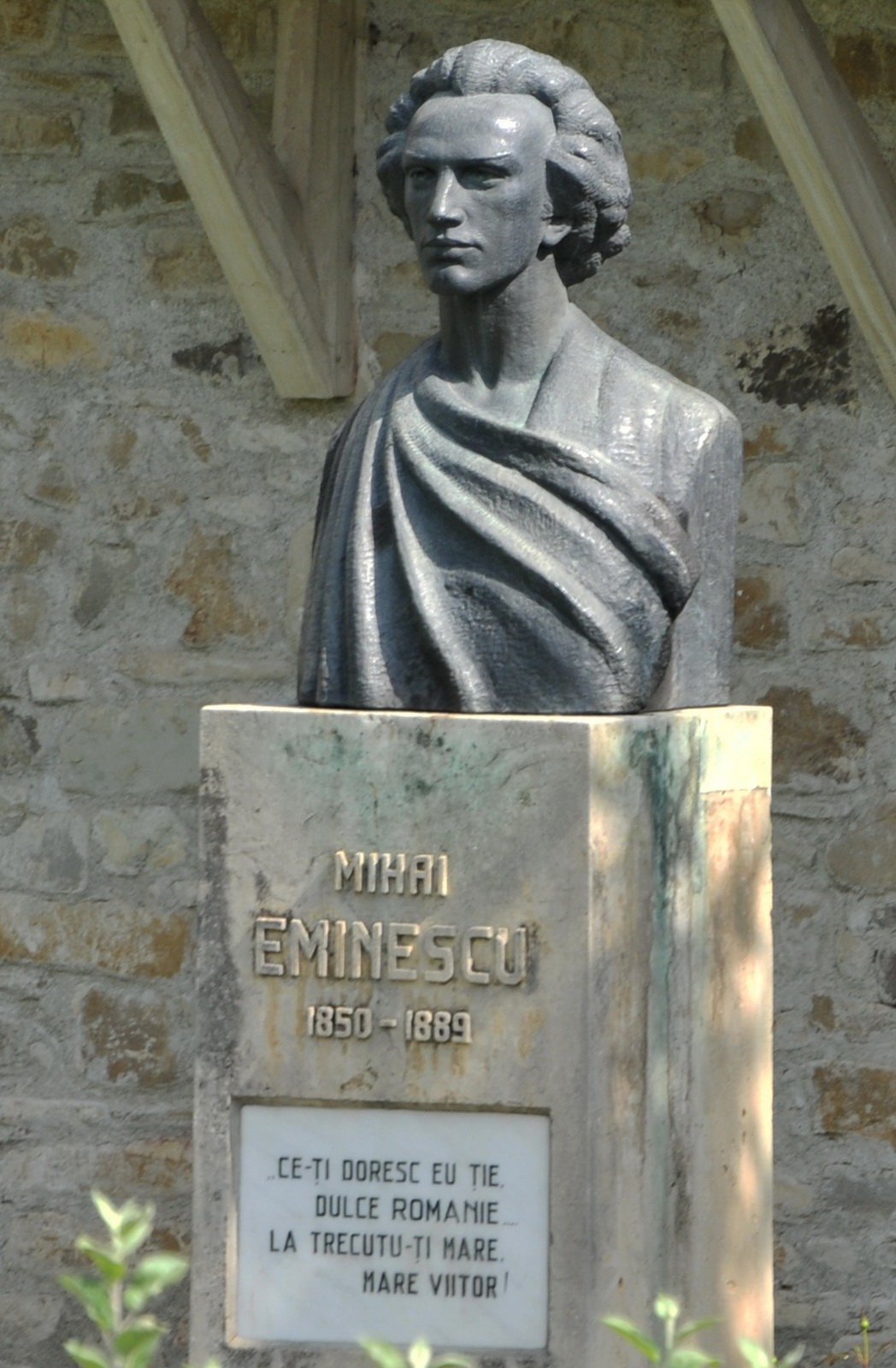 Bustul poetului Mihai Eminescu, sculptat de Oscar Han, din incinta Mănăstirii Putna Manifestări dedicate poetului național Mihai Eminescu, la Mănăstirea Putna