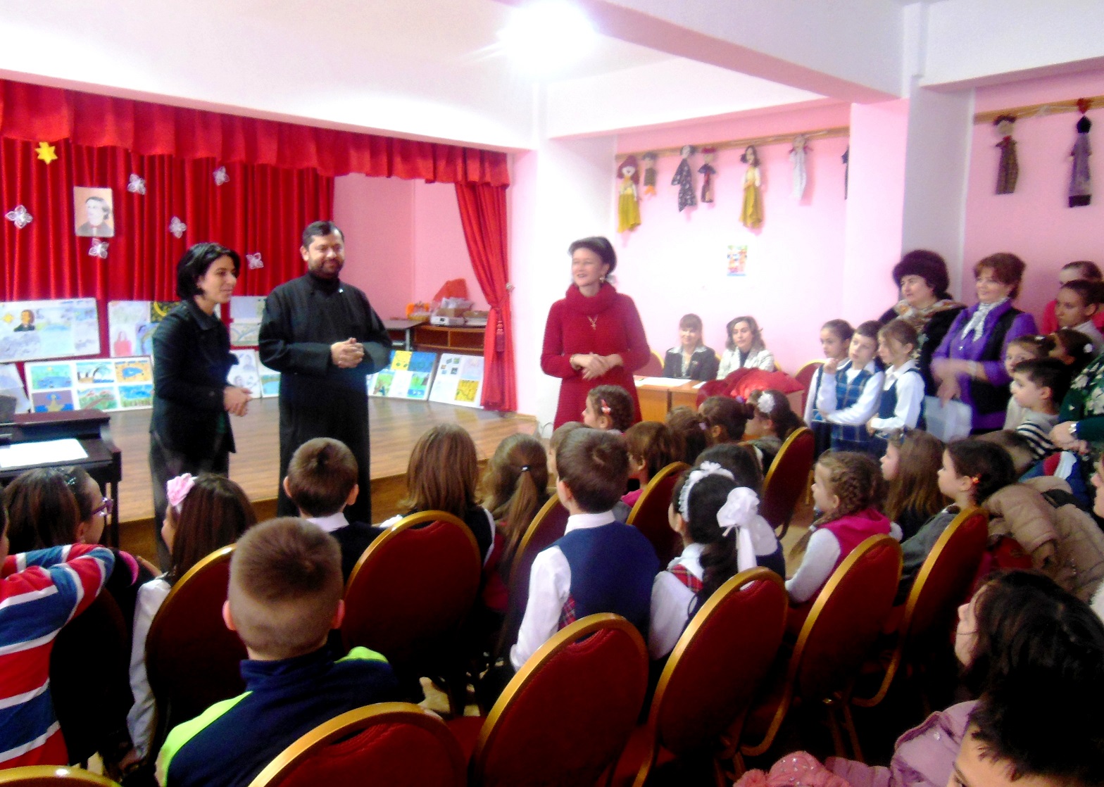 Expoziție și concurs literar-artistic la Roznov: „Prietenii lui Eminescu”