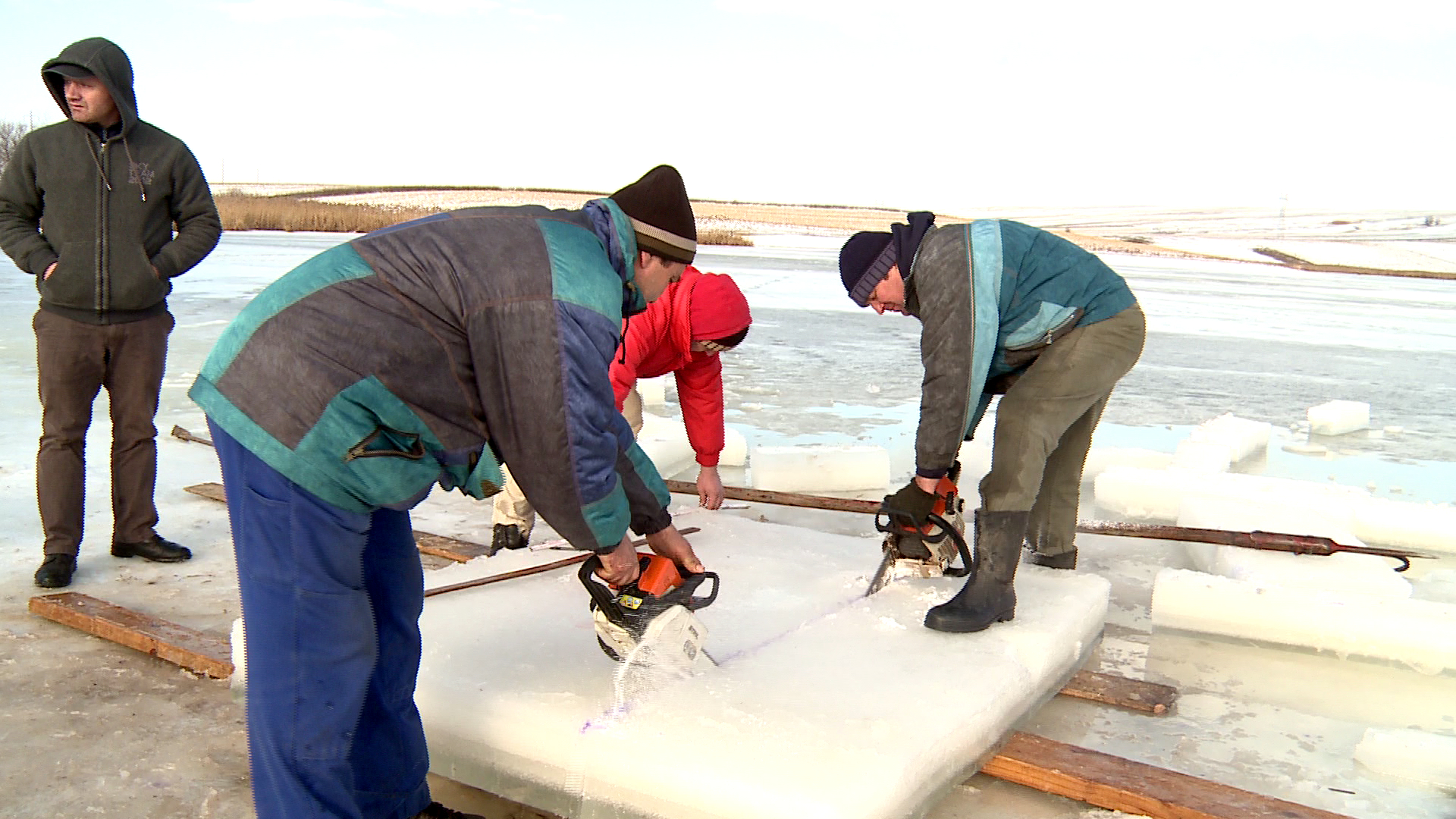 Crucile de gheață din localitatea suceveană Bosanci, o tradiție veche de 120 ani