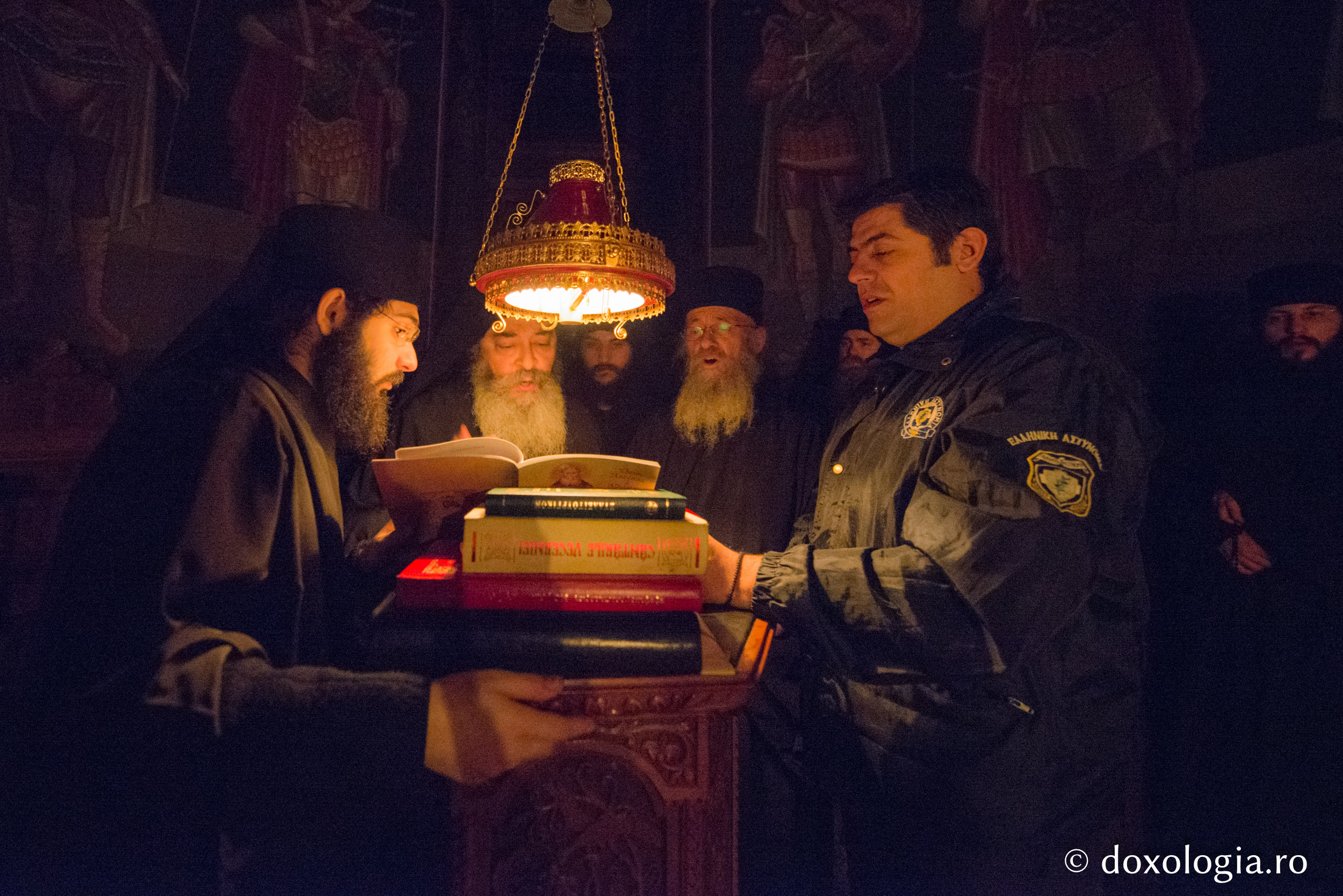 În Sfântul Munte şi poliţiştii psalmodiază