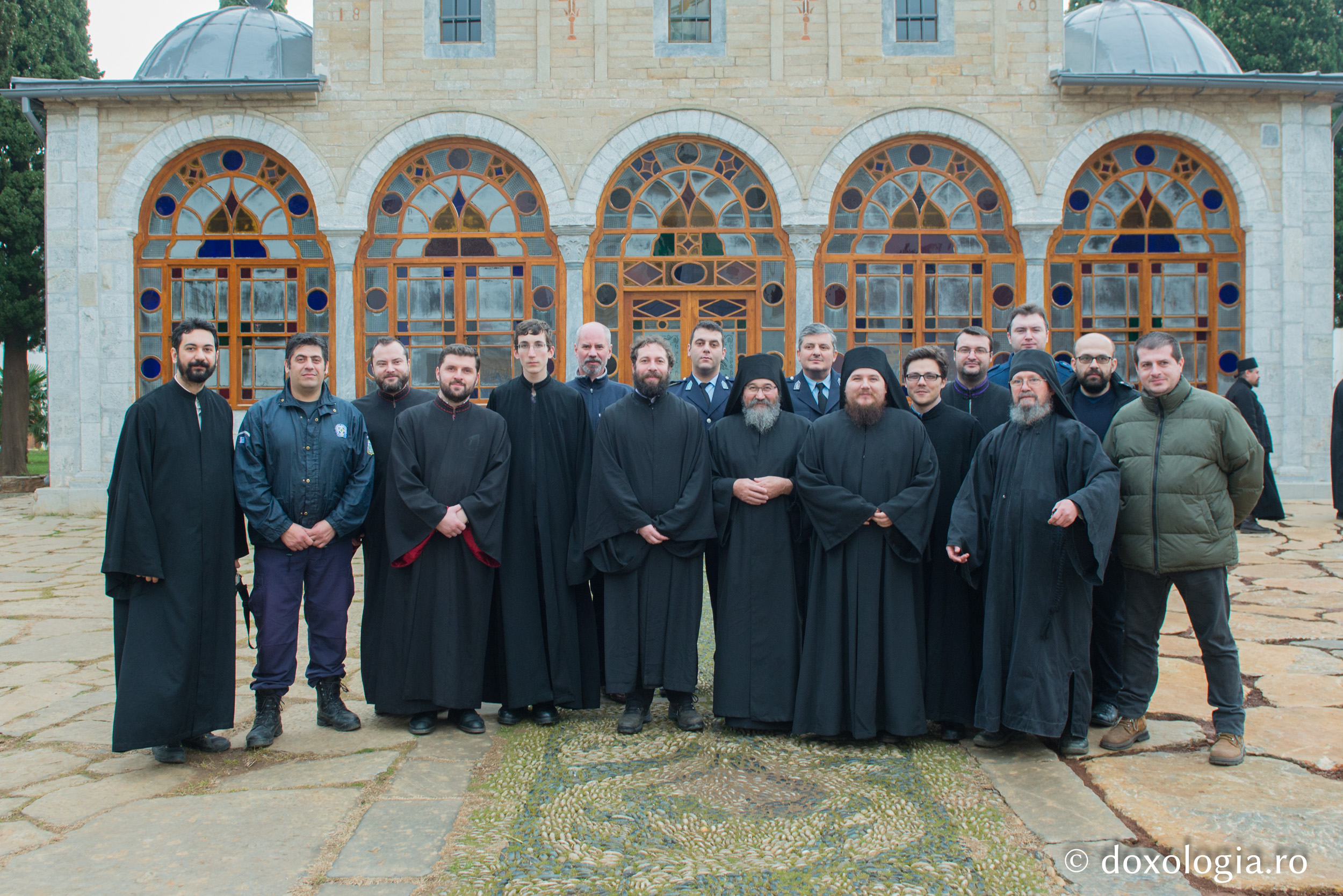 În Sfântul Munte şi poliţiştii psalmodiază