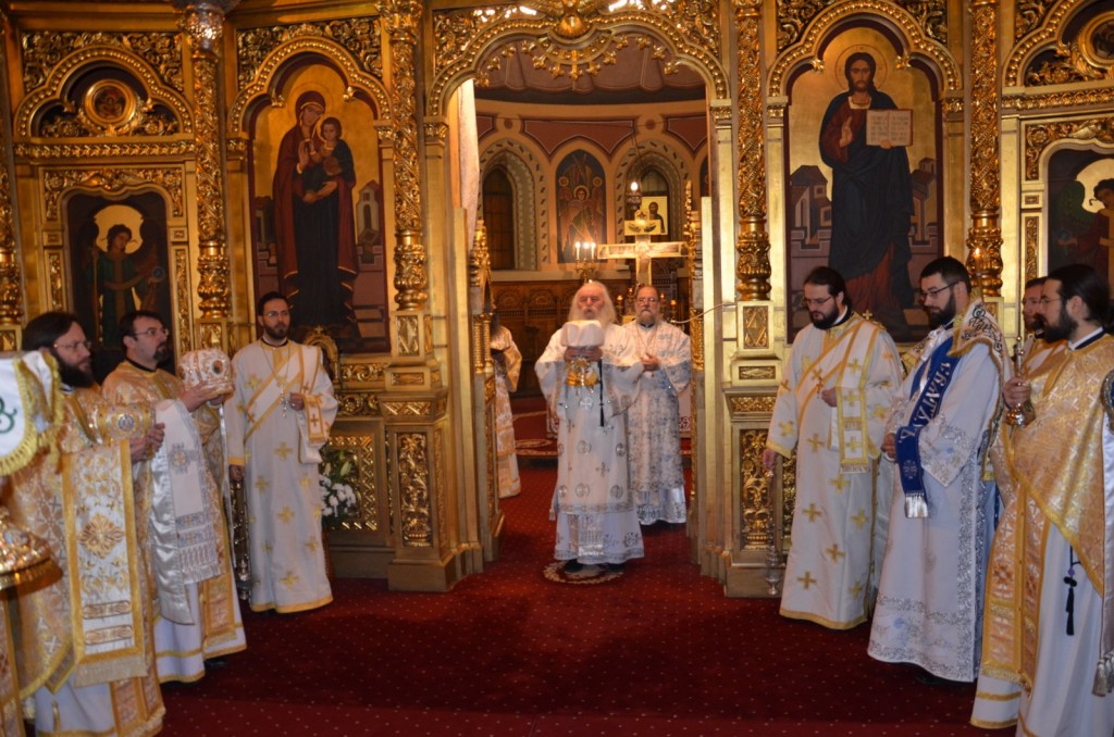 Preasfințitul Părinte Vasile, Episcopul ortodox sârb de Srem, la hramul Catedralei mitropolitane din Timișoara Preasfințitul Părinte Vasile, Episcopul ortodox sârb de Srem, la hramul Catedralei mitropolitane din Timișoara