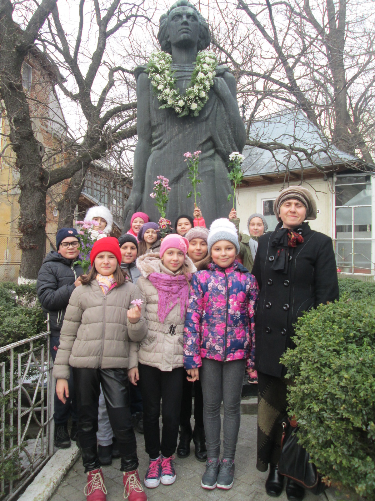 Dar de flori și de suflet la statuia lui Eminescu