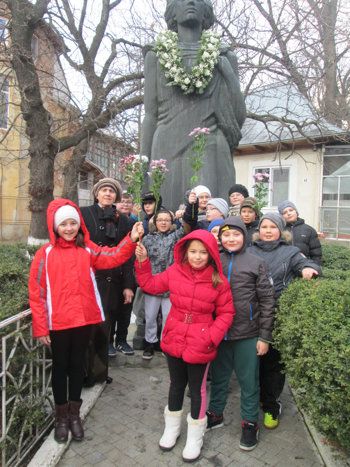 Dar de flori și de suflet la statuia lui Eminescu