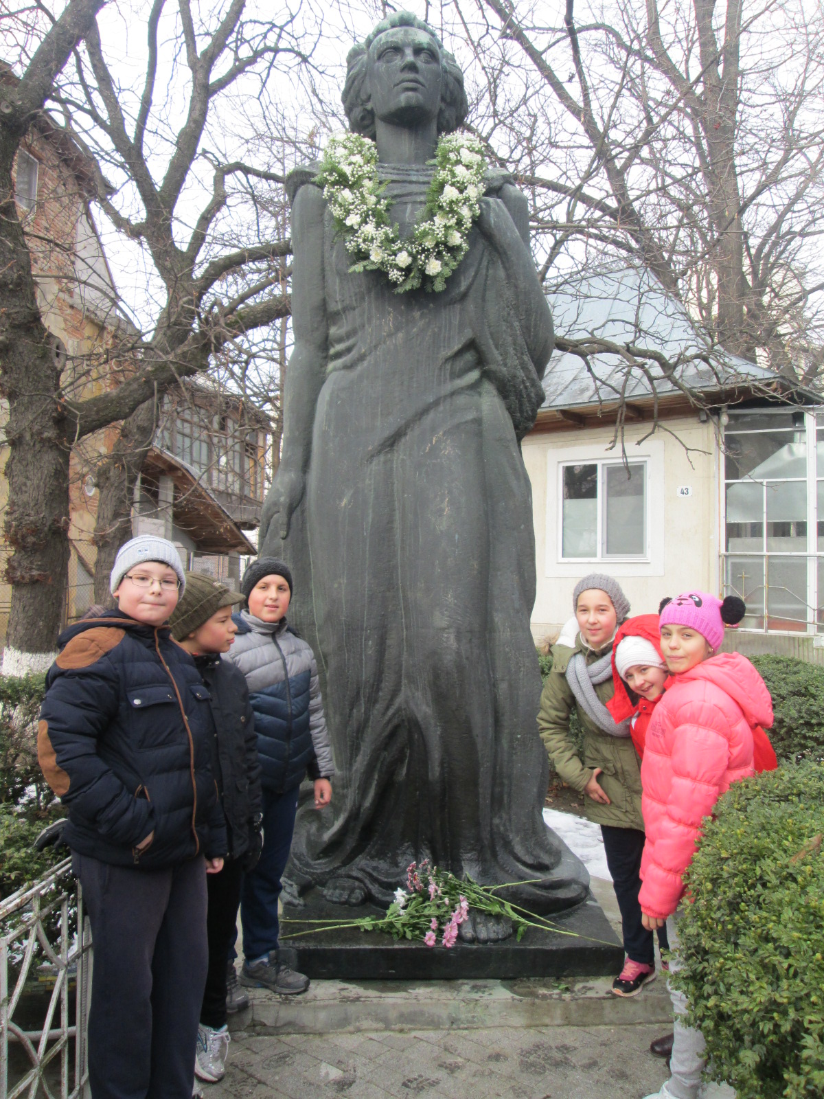 Dar de flori și de suflet la statuia lui Eminescu