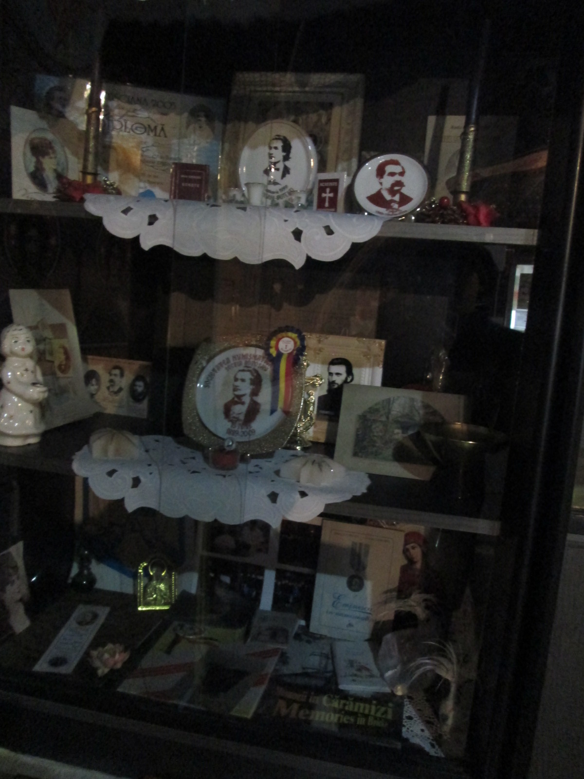 Dar de flori și de suflet la statuia lui Eminescu