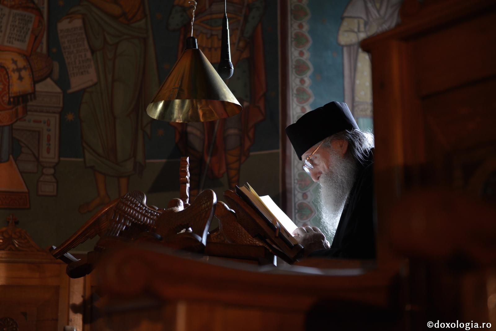 călugăr bătrân citind din carte