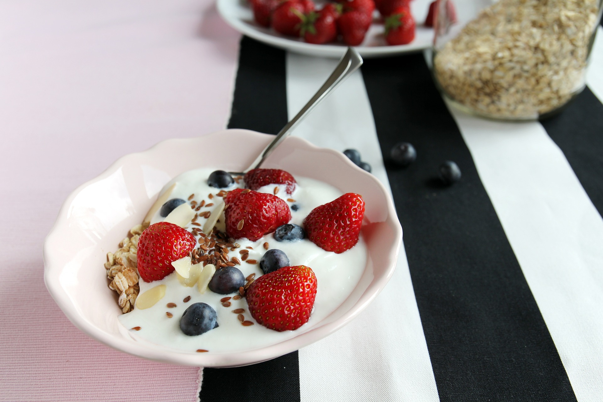 Medicii recomandă introducerea în dietă a iaurtului, pentru o alimentație sănătoasă Medicii recomandă introducerea în dietă a iaurtului, pentru o alimentație sănătoasă