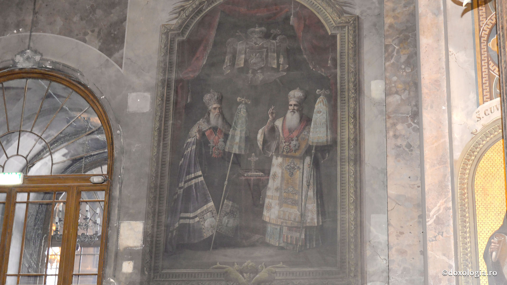 Mitropolitul Iosif Naniescu zâmbește dintr-o frescă, la Iași