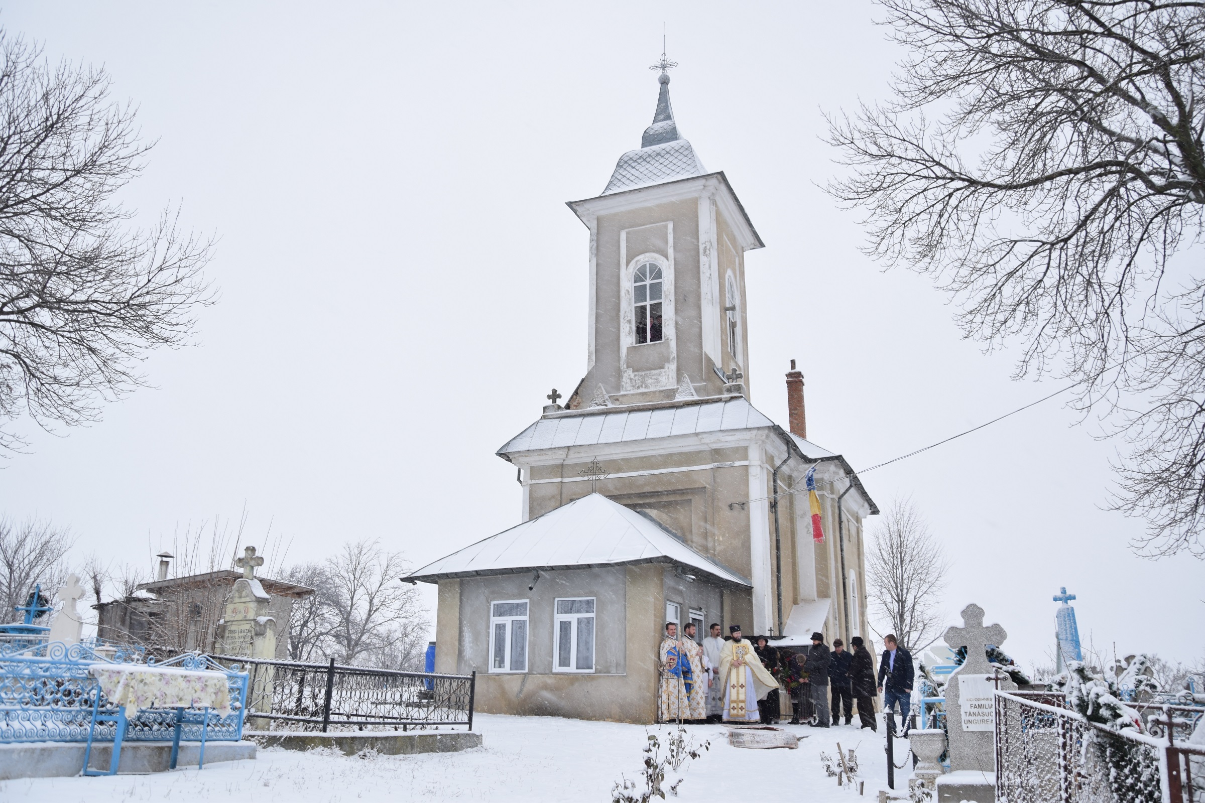 Prima Liturghie oficiată de un mitropolit în Parohia „Sf. Ierarh Nicolae” - Bâcu Prima Liturghie oficiată de un mitropolit în Parohia „Sf. Ierarh Nicolae” - Bâcu