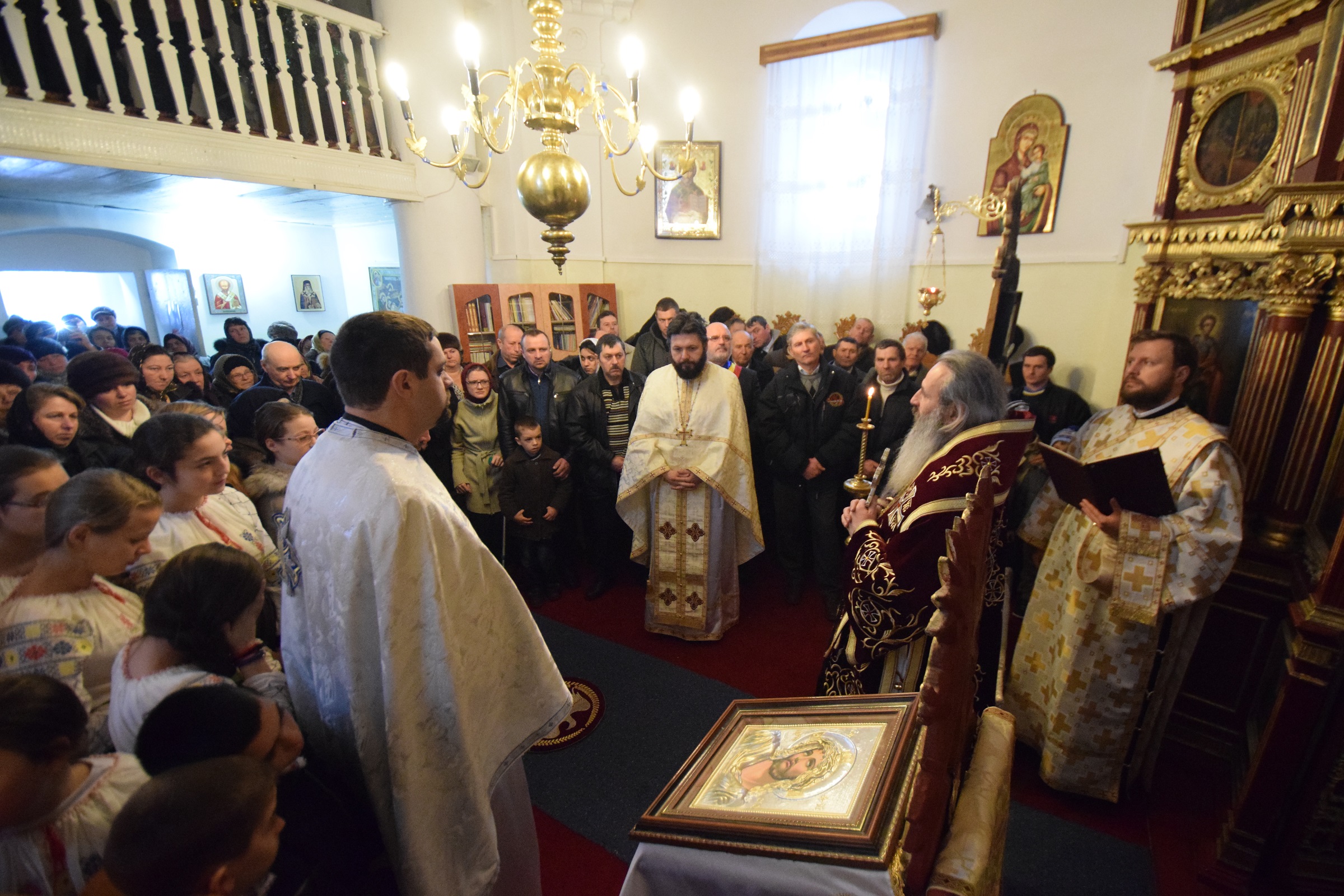 Foto: Tudorel Rusu Prima Liturghie oficiată de un mitropolit în Parohia „Sf. Ierarh Nicolae” - Bâcu