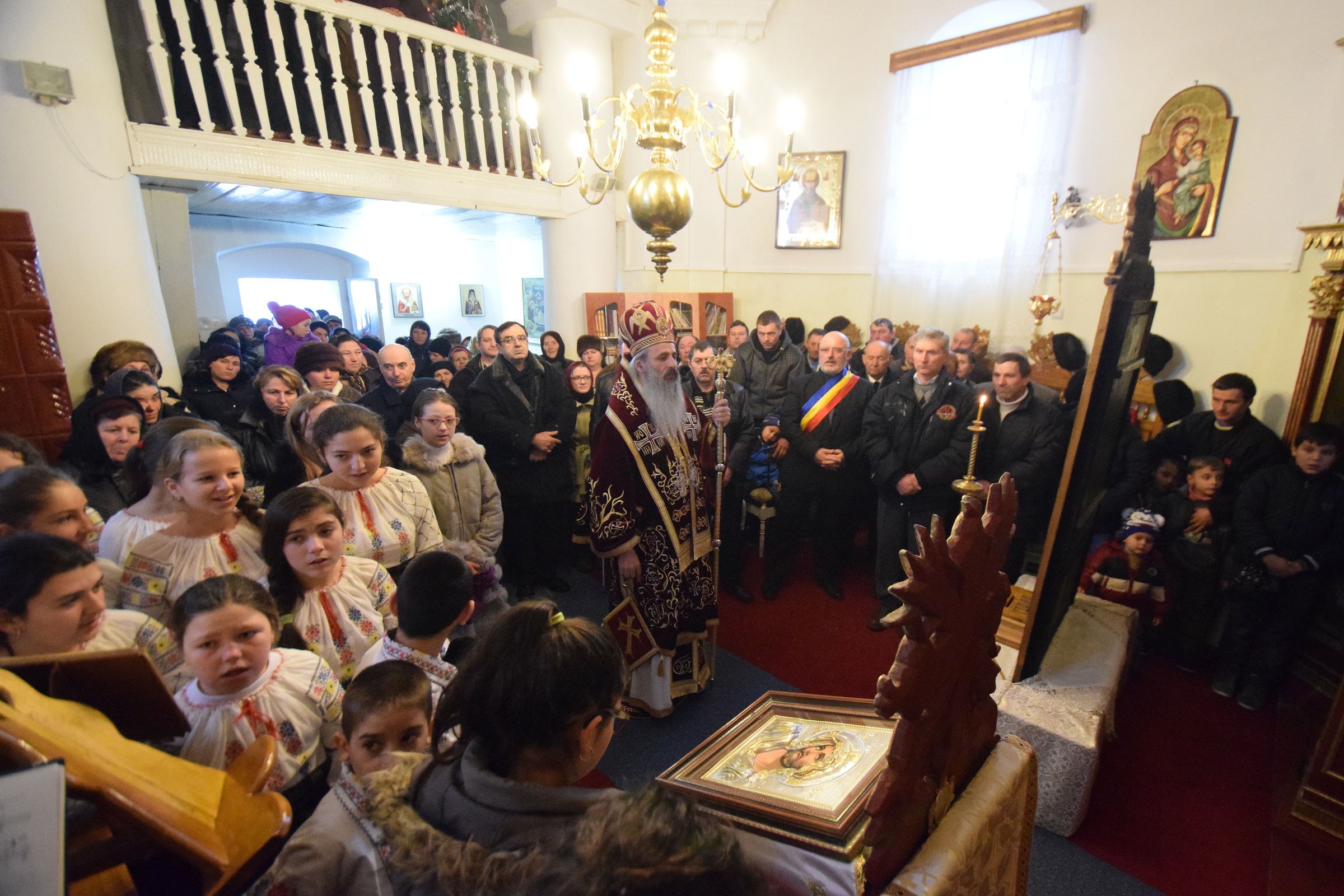 Foto: Tudorel Rusu Prima Liturghie oficiată de un mitropolit în Parohia „Sf. Ierarh Nicolae” - Bâcu