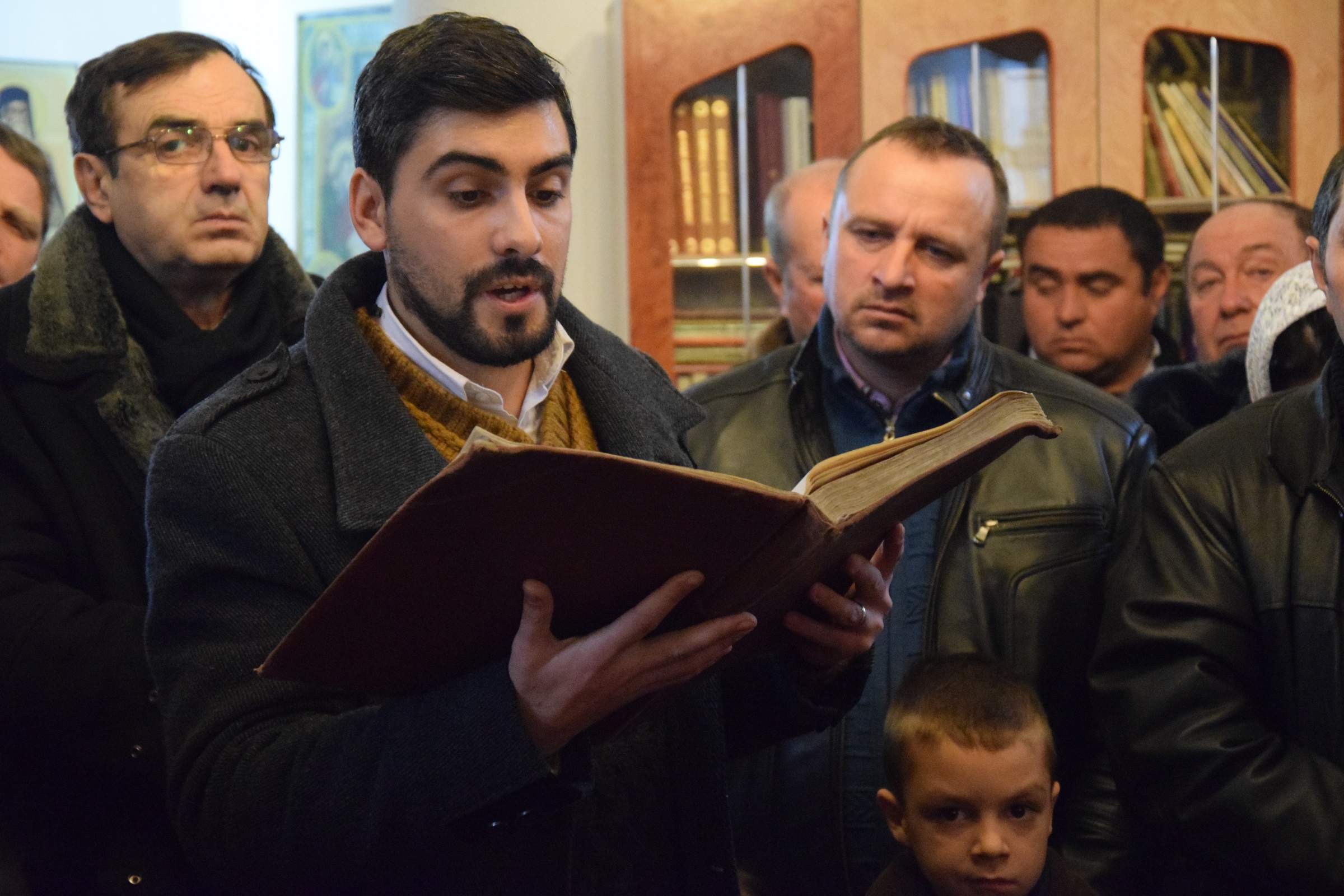 Foto: Tudorel Rusu Prima Liturghie oficiată de un mitropolit în Parohia „Sf. Ierarh Nicolae” - Bâcu