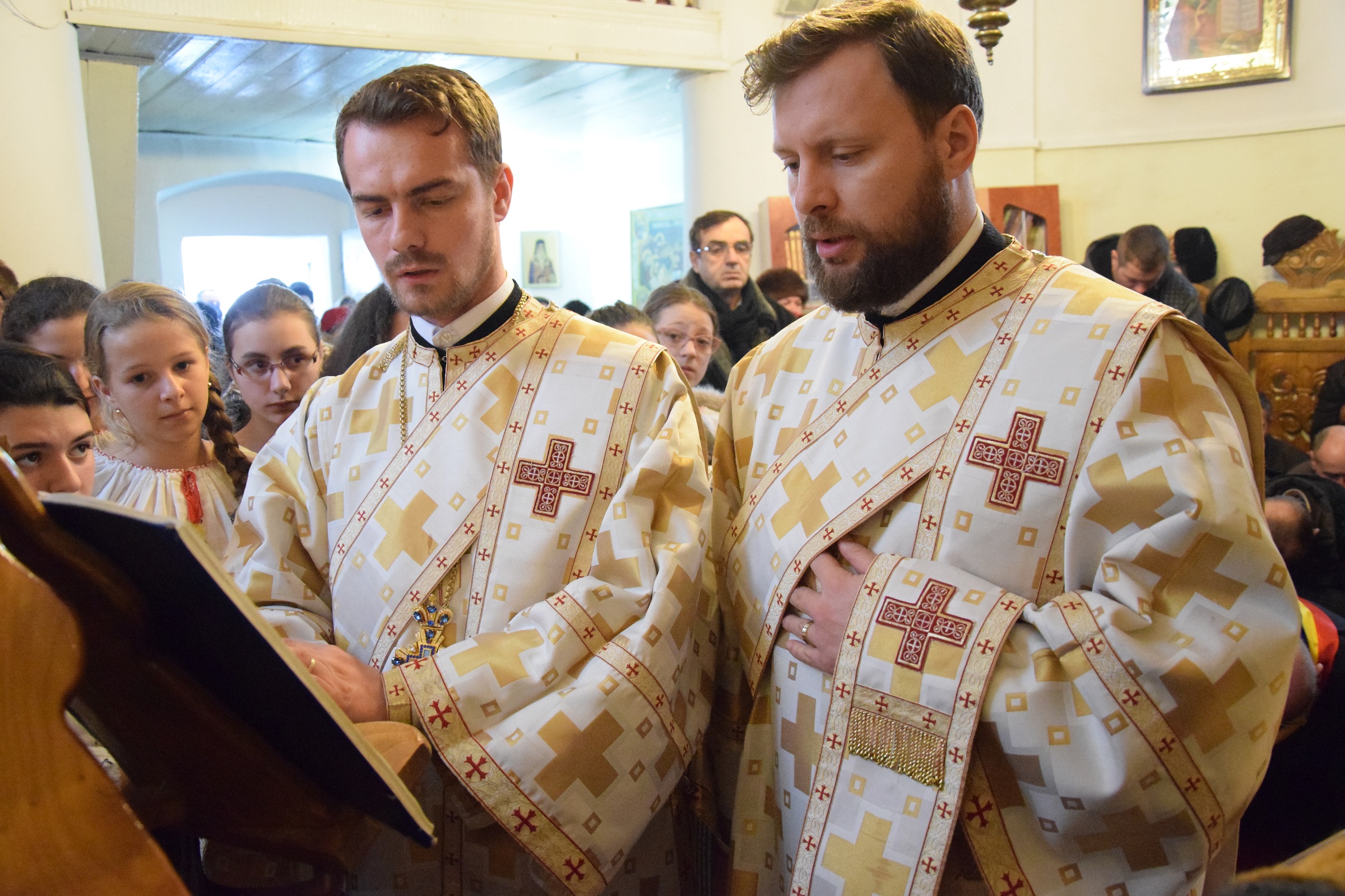 Foto: Tudorel Rusu Prima Liturghie oficiată de un mitropolit în Parohia „Sf. Ierarh Nicolae” - Bâcu