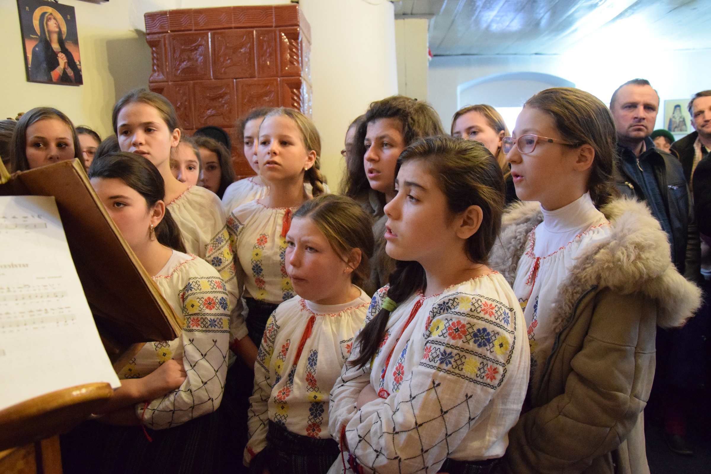 Foto: Tudorel Rusu Prima Liturghie oficiată de un mitropolit în Parohia „Sf. Ierarh Nicolae” - Bâcu