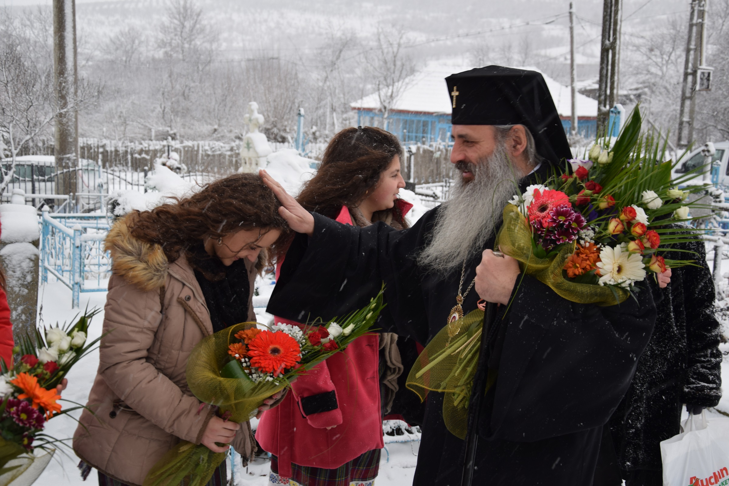 Foto: Tudorel Rusu Prima Liturghie oficiată de un mitropolit în Parohia „Sf. Ierarh Nicolae” - Bâcu