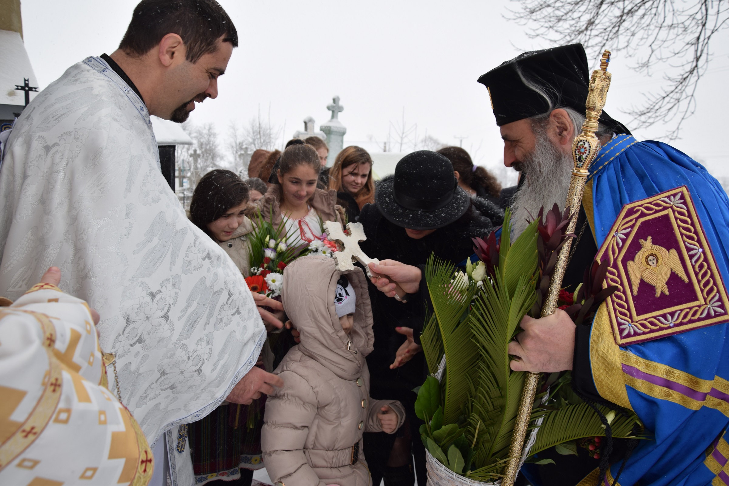 Foto: Tudorel Rusu Prima Liturghie oficiată de un mitropolit în Parohia „Sf. Ierarh Nicolae” - Bâcu