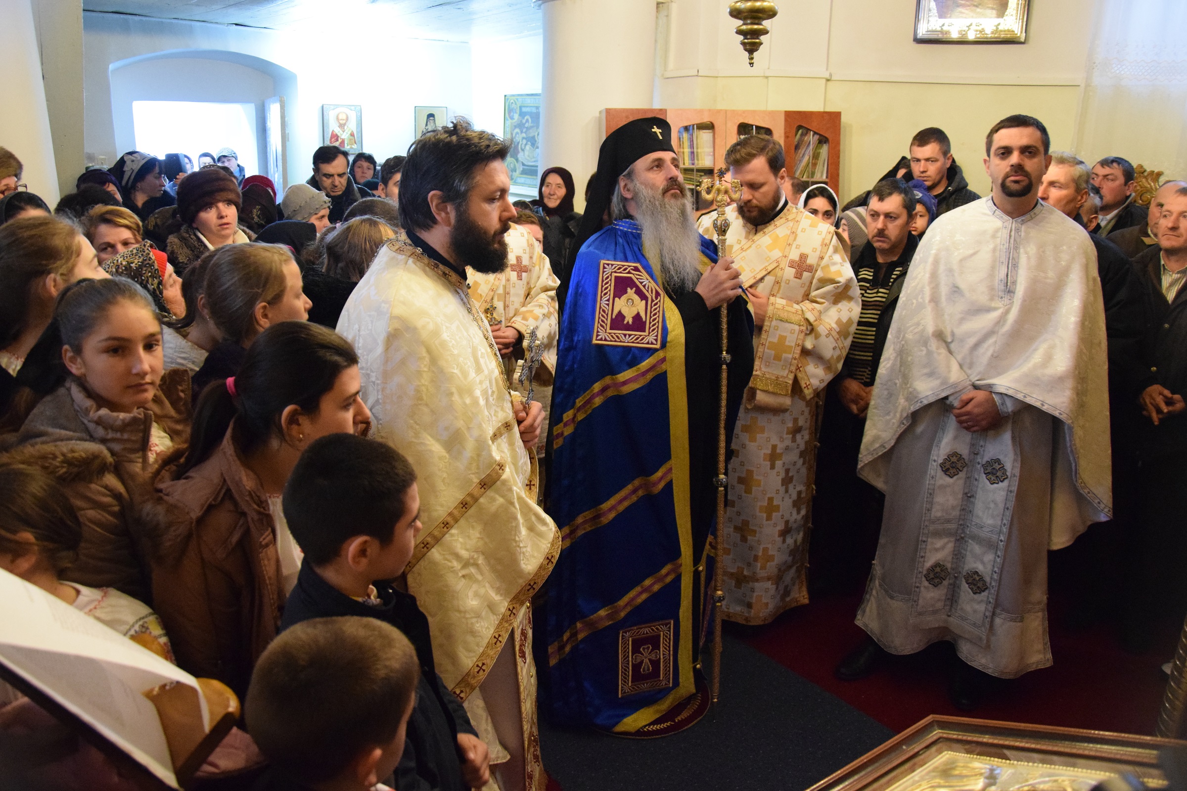 Foto: Tudorel Rusu Prima Liturghie oficiată de un mitropolit în Parohia „Sf. Ierarh Nicolae” - Bâcu