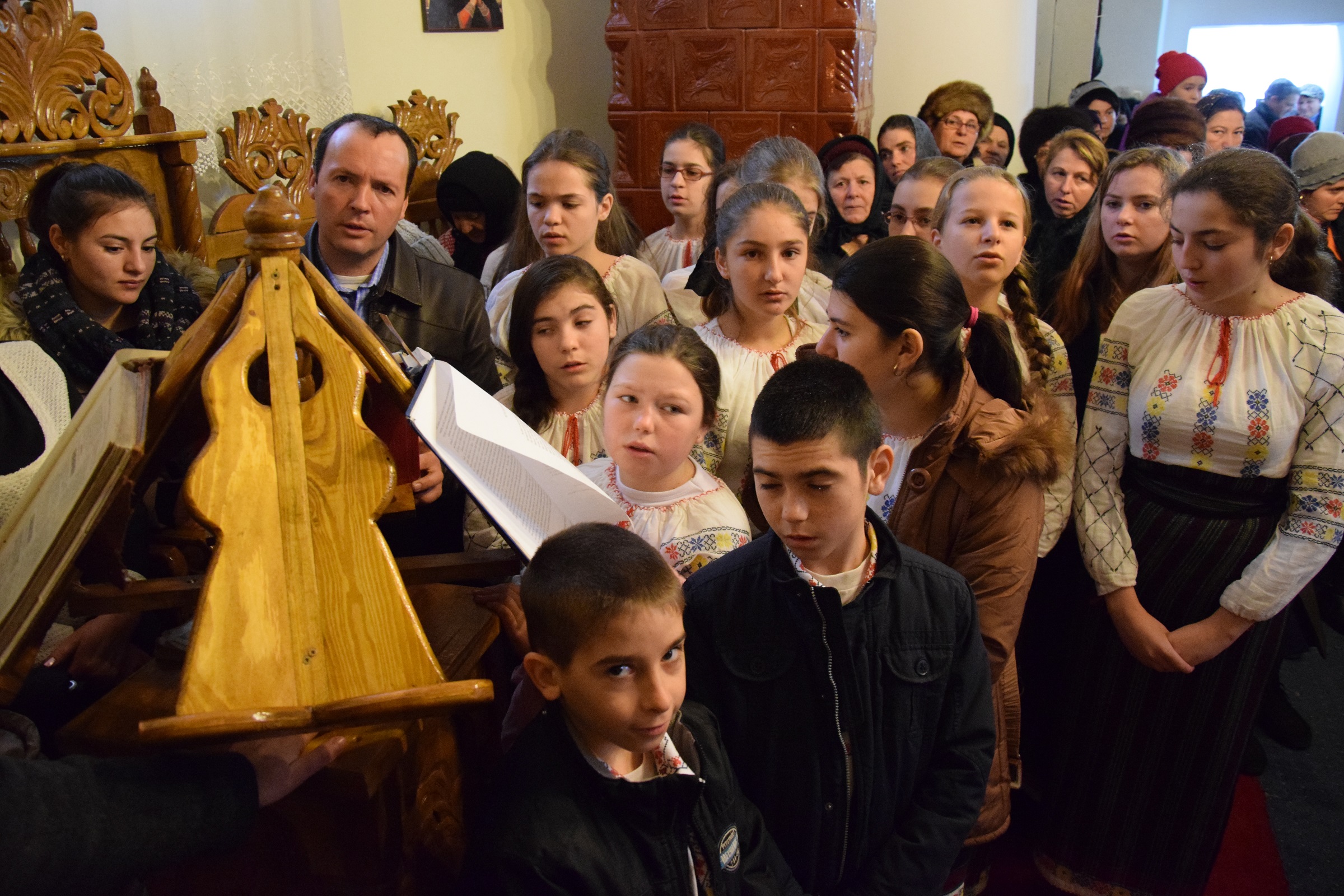 Foto: Tudorel Rusu Prima Liturghie oficiată de un mitropolit în Parohia „Sf. Ierarh Nicolae” - Bâcu