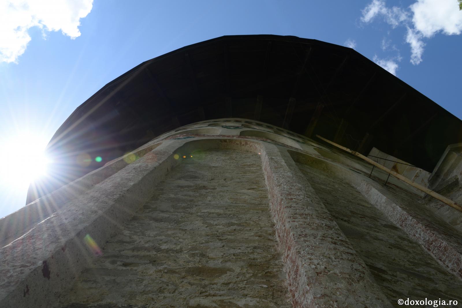 Lumina Sfântului Serafim de Sarov: „Nu pot să te privesc, Părinte, căci fața ta s-a făcut albă ca soarele și-mi fug ochii!”