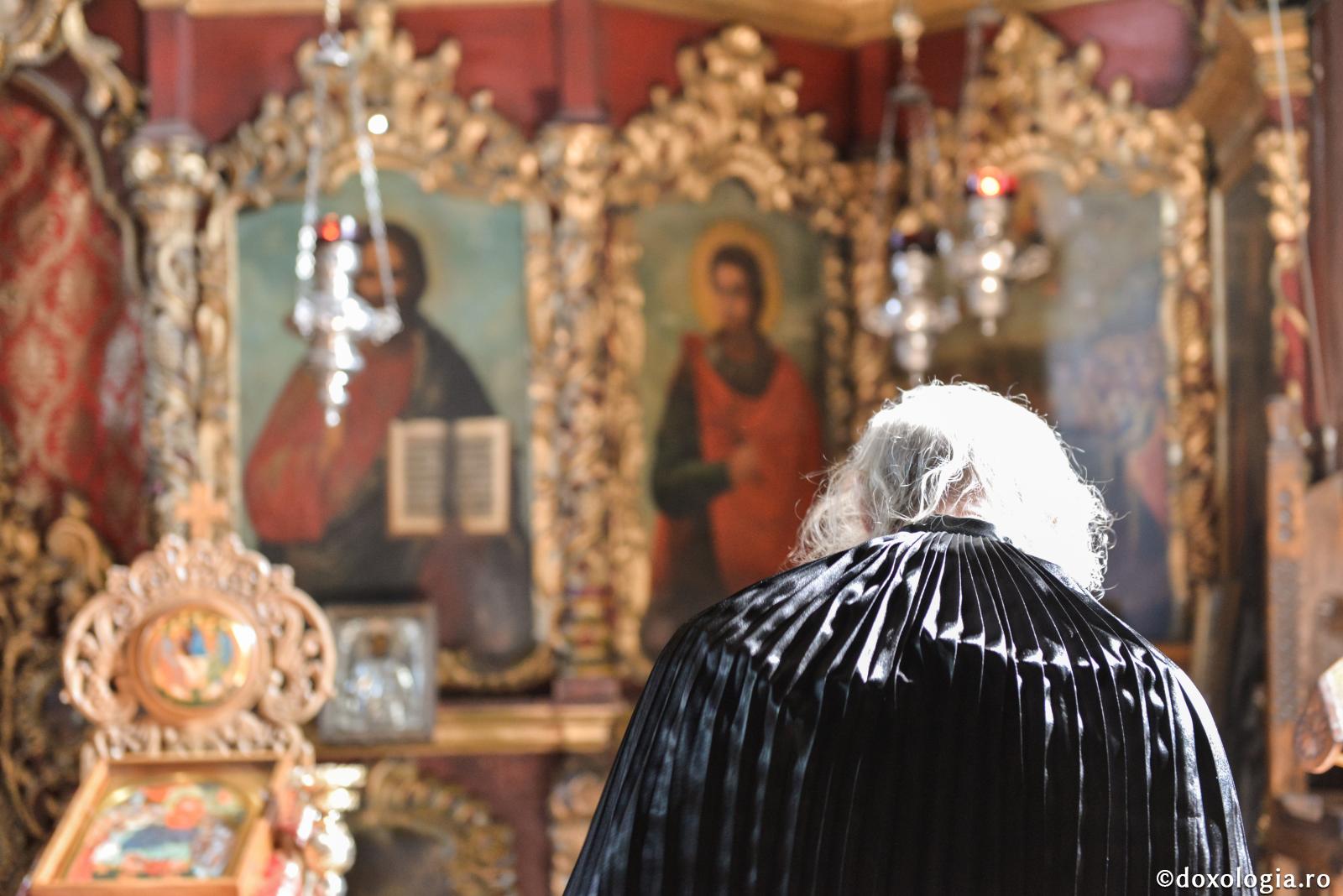 călugăr cu mantie participând la slujbă