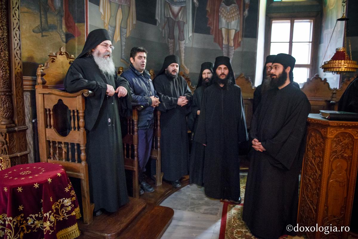 În Sfântul Munte şi poliţiştii psalmodiază