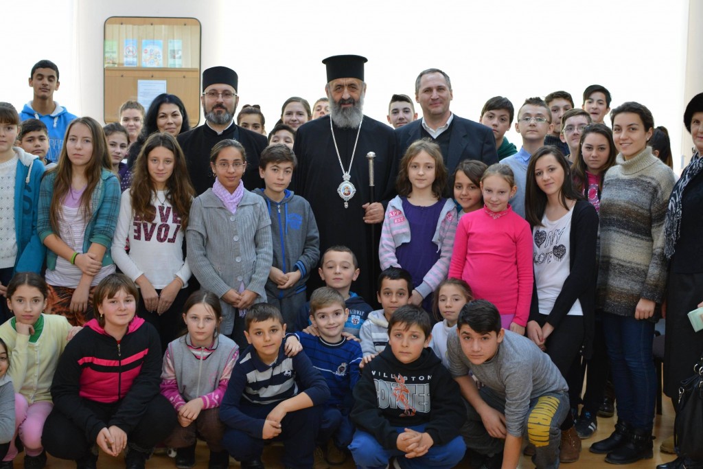 Înaltpreasfinţitul Irineu, în mijlocul elevilor de la şcoala gimnazială din Sântimbru