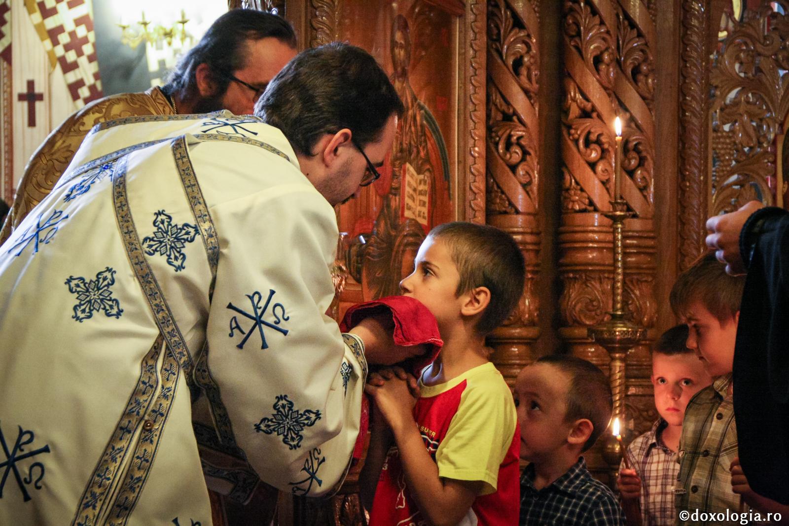 Să intrăm înăuntru, nimeni să nu rămână la uşă!