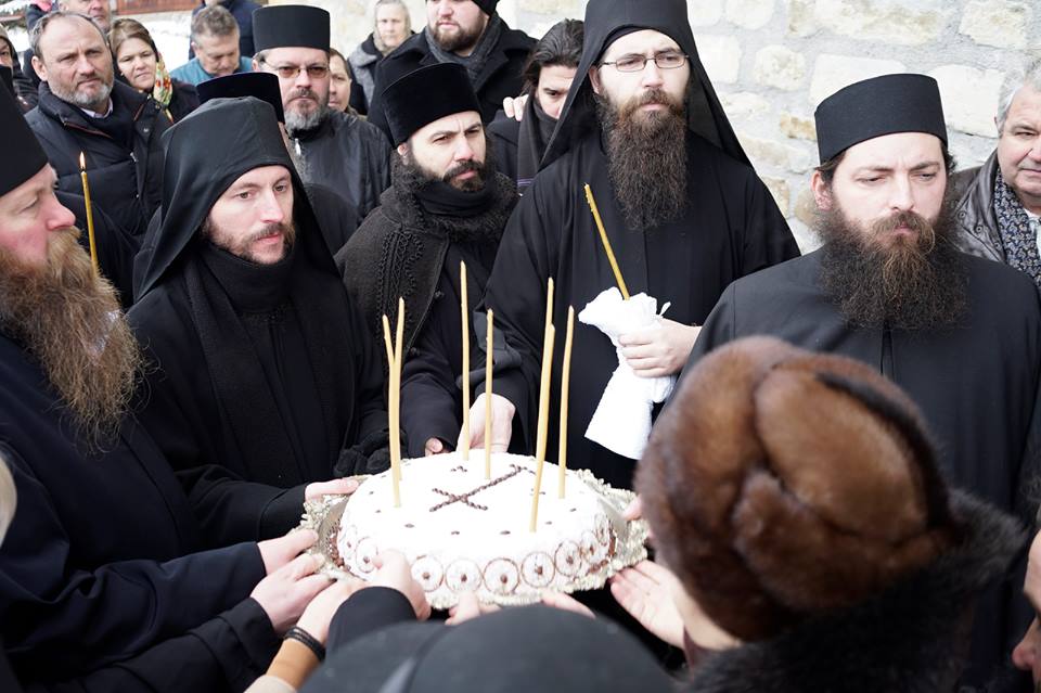 Sursă foto: www.sihăstriaputnei.ro Slujbă de pomenire pentru părintele Sebastian, ctitorul Mănăstirii Sihăstria Putnei